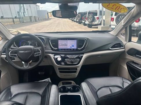 Used 2023 Chrysler Pacifica Touring-L FWD image 14