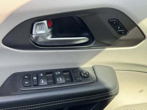 Used 2024 Chrysler Pacifica Touring-L FWD image 11