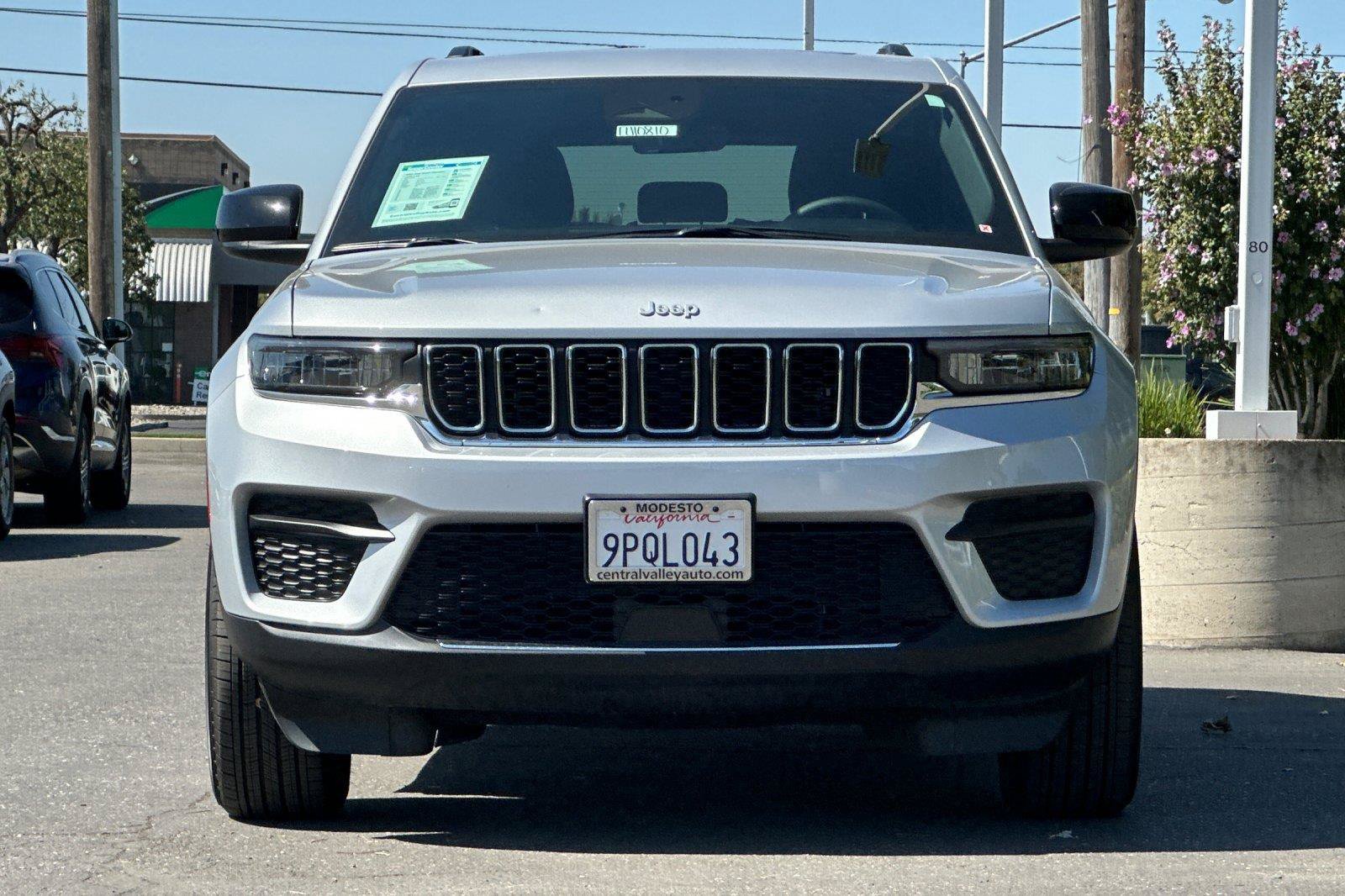 Used 2025 Jeep Grand Cherokee Laredo X w/ Luxury Tech Group I AWD/4WD image 8