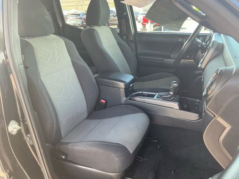 Used 2020 Toyota Tacoma TRD Sport w/ Technology Package image 19