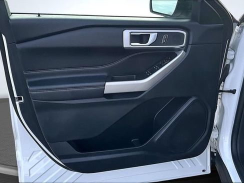 Used 2023 Ford Explorer XLT AWD/4WD image 19