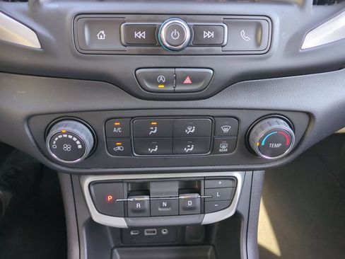 Used 2024 GMC Terrain SLE FWD image 25