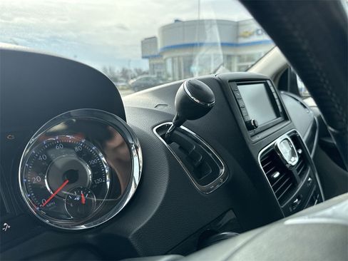 Used 2013 Chrysler Town & Country Touring image 22