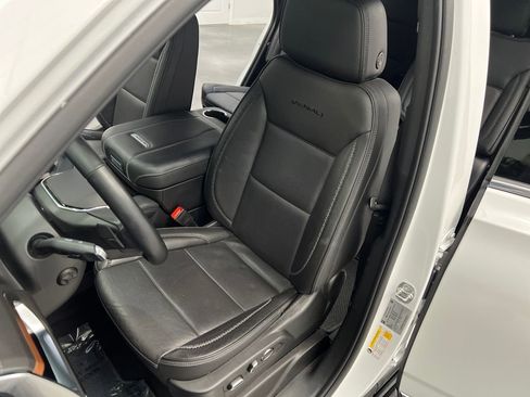 Used 2025 GMC Yukon Denali image 9