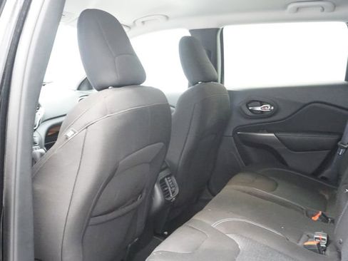 Certified 2019 Jeep Cherokee Latitude w/ Popular Appearance Group image 22