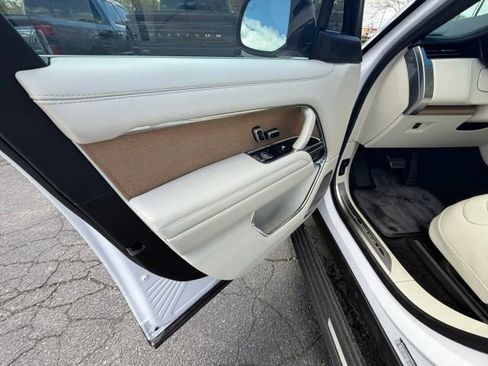 Used 2025 Land Rover Range Rover SV image 16