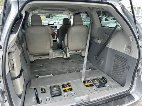 Used 2011 Toyota Sienna XLE image 21