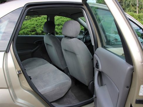 Used 2001 Ford Focus LX FWD image 6