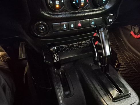 Used 2015 Jeep Wrangler Unlimited Rubicon w/ Connectivity Group AWD/4WD image 28