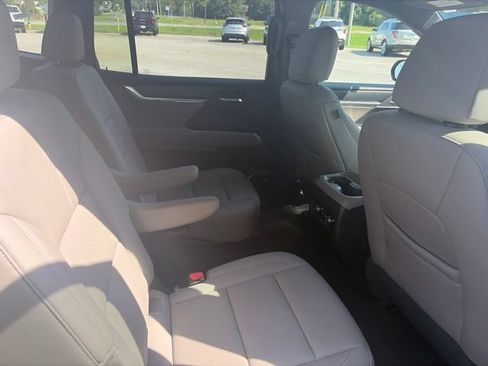 Used 2026 GMC Acadia Elevation w/ Elevation Premium Package FWD image 16