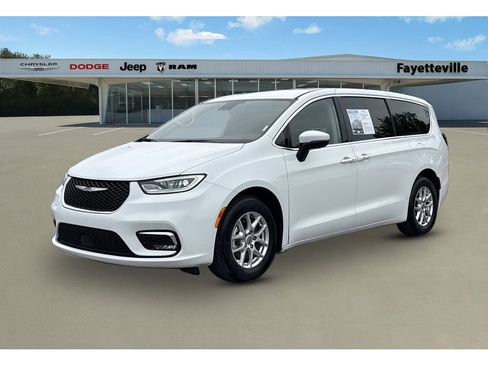 Used 2023 Chrysler Pacifica Touring-L FWD image 7