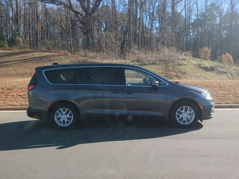 Used 2023 Chrysler Pacifica Touring-L image 17