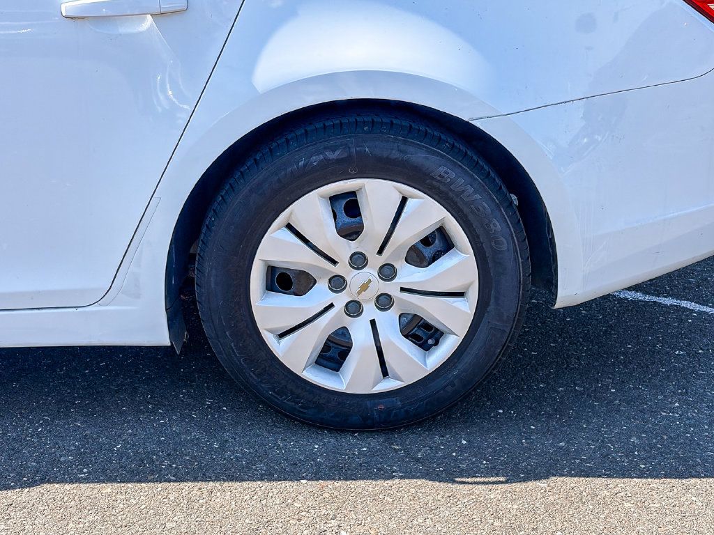 Used 2014 Chevrolet Cruze LS FWD image 6