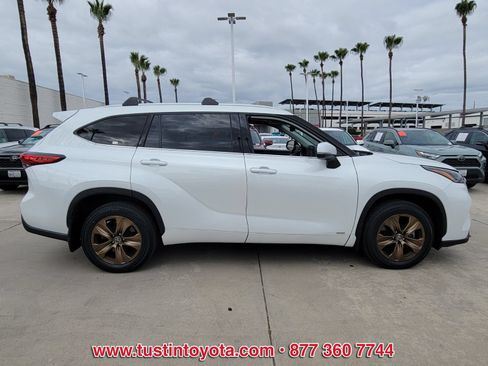 Used 2022 Toyota Highlander Bronze Edition AWD/4WD image 3