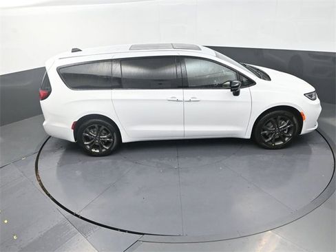 New 2026 Chrysler Pacifica Select image 16