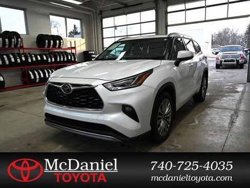 Used 2022 Toyota Highlander Platinum image 1