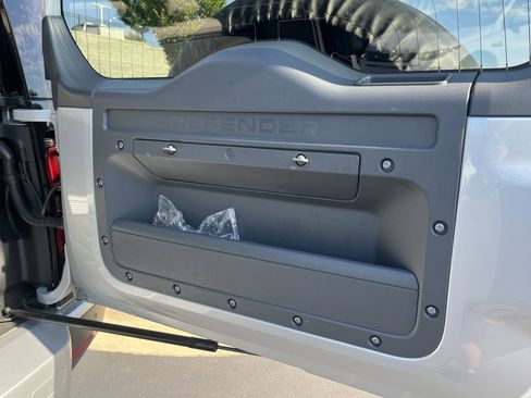 Used 2022 Land Rover Defender 90 S AWD/4WD image 33