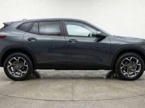 Used 2025 Chevrolet Trax LT image 11