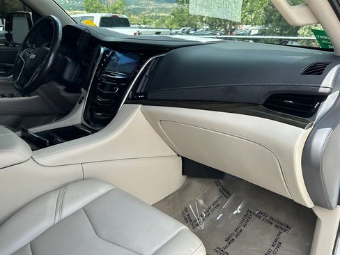 Used 2020 Cadillac Escalade Luxury AWD/4WD image 9