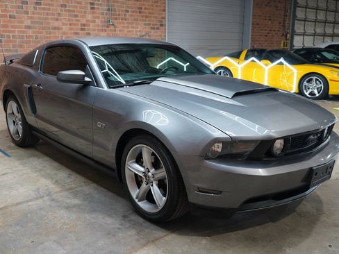 Used 2010 Ford Mustang GT image 4