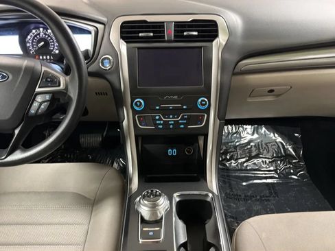 Used 2019 Ford Fusion SE FWD image 16