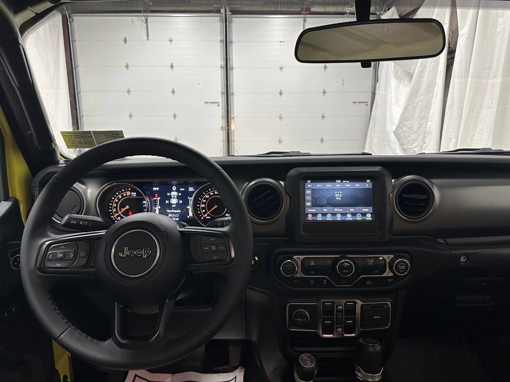 Used 2023 Jeep Gladiator Sport AWD/4WD image 16