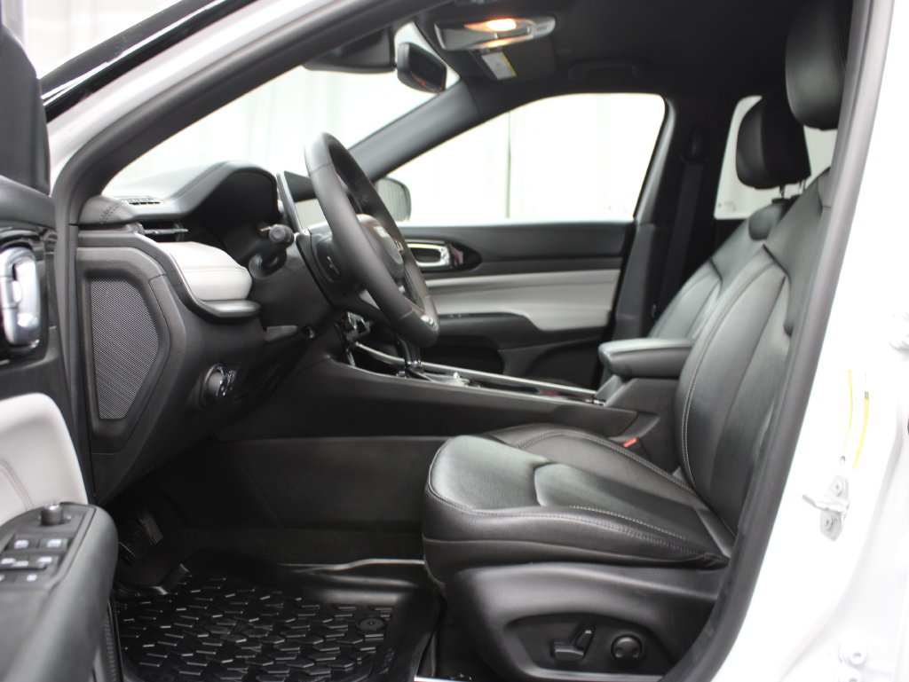 Used 2025 Jeep Compass Limited AWD/4WD image 15