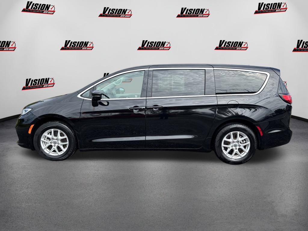 Used 2024 Chrysler Pacifica Touring-L FWD image 2