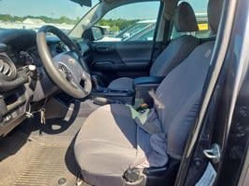 Used 2017 Toyota Tacoma SR RWD image 4
