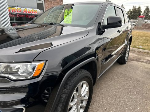 Used 2021 Jeep Grand Cherokee Laredo image 2