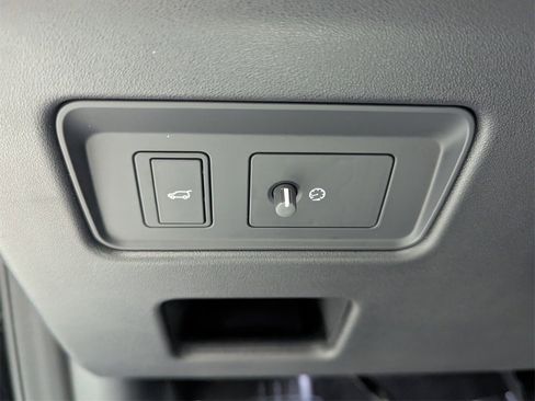 Used 2025 Land Rover Discovery S image 13