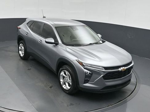 Used 2025 Chevrolet Trax LS w/ LS Convenience Package FWD image 37