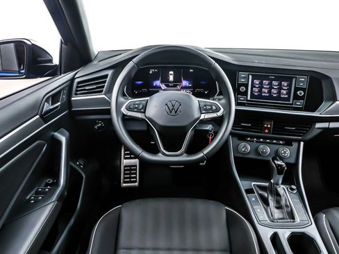 Used 2024 Volkswagen Jetta Sport image 5
