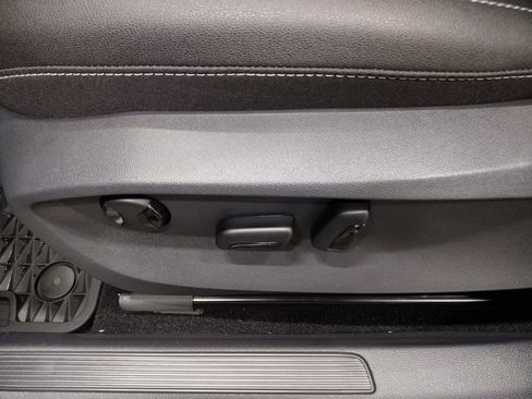 New 2025 Volkswagen Taos SE image 19