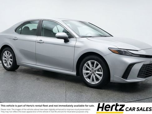 Used 2025 Toyota Camry LE image 1
