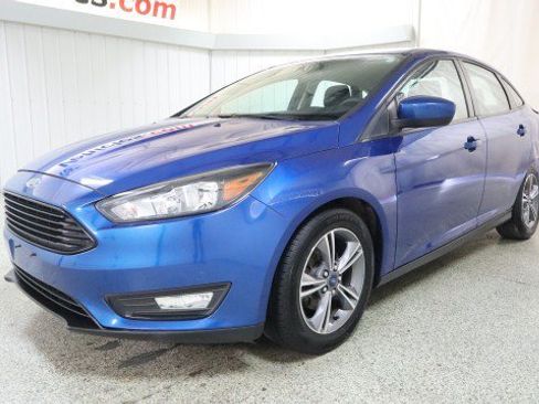 Used 2018 Ford Focus SE w/ SE Appearance Package FWD image 2