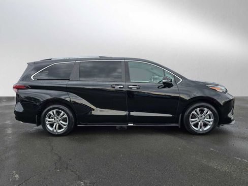 Used 2023 Toyota Sienna Platinum image 8