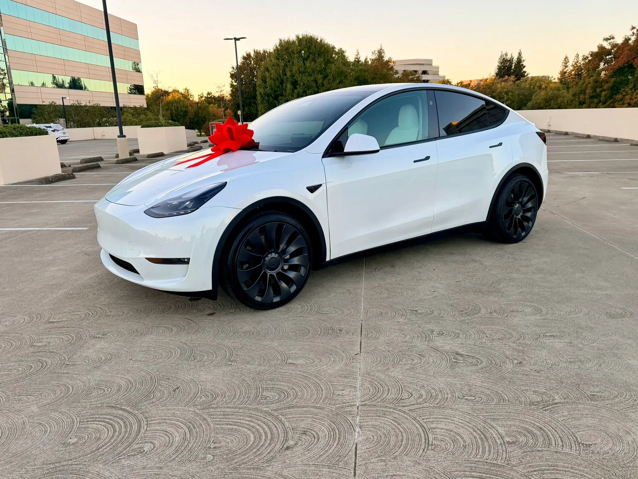 Used 2024 Tesla Model Y Long Range AWD/4WD image 12