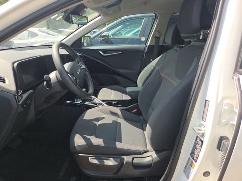 Used 2025 Kia Niro LX FWD image 3