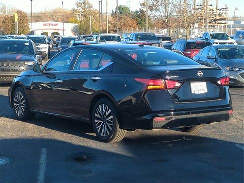 Used 2024 Nissan Altima 2.5 SV image 5