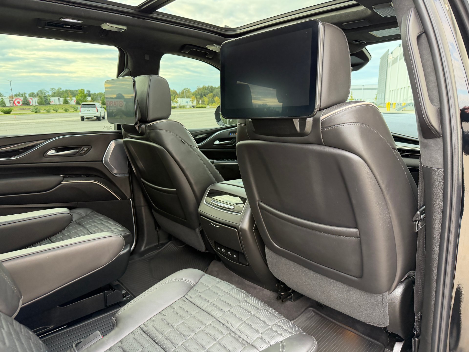 Used 2023 Cadillac Escalade V w/ LPO, ONYX Package AWD/4WD image 34