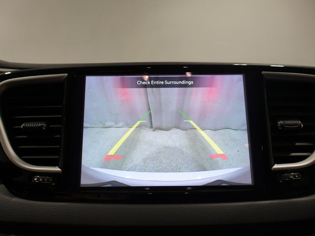 Used 2023 Chrysler Pacifica Touring-L FWD image 24