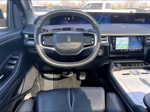 Used 2025 Lincoln Navigator Reserve AWD/4WD image 10