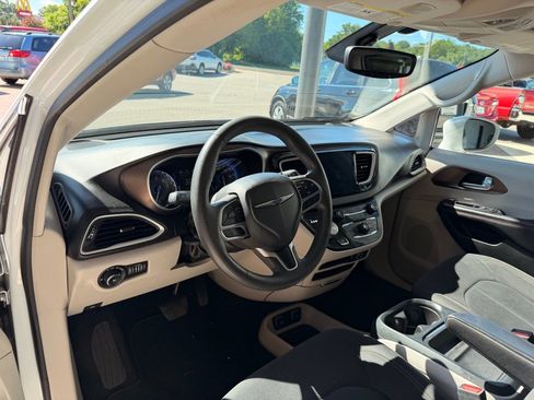 Used 2018 Chrysler Pacifica Touring Plus w/ Tire & Wheel Group FWD image 9