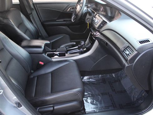 Used 2017 Honda Accord Sport image 8