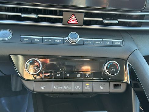 Used 2025 Hyundai Elantra SEL image 17