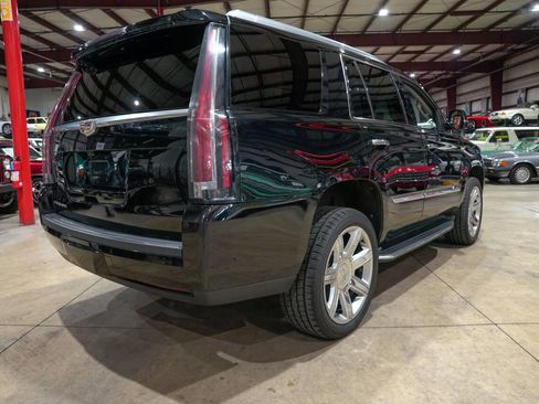Used 2017 Cadillac Escalade Luxury AWD/4WD image 8