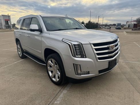 Used 2018 Cadillac Escalade Luxury image 2
