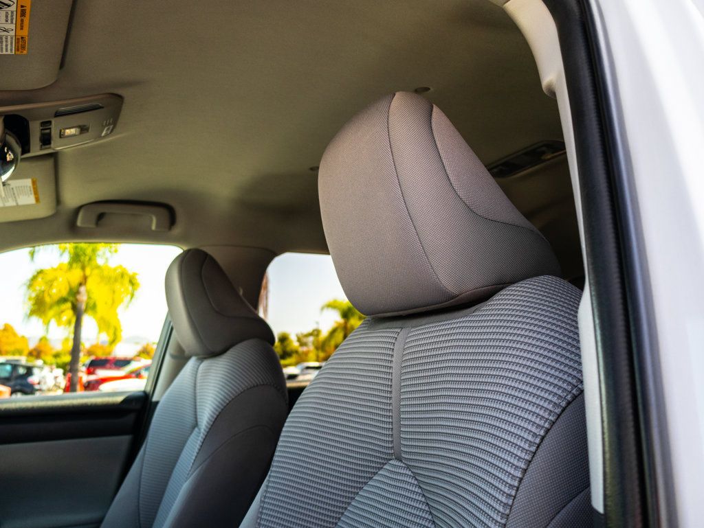Used 2022 Toyota Highlander LE FWD image 10