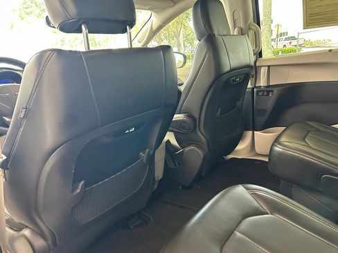 Used 2024 Chrysler Pacifica Touring-L FWD image 34